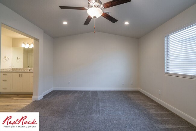 Building Photo - Modern Townhome in Desirable Hurricane Hei...