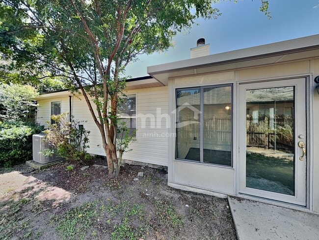 Building Photo - 1127 Hidden Cove Cir S