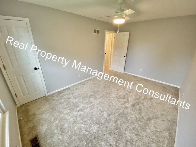 Building Photo - California Split-Level in Lee's Summit Sch...