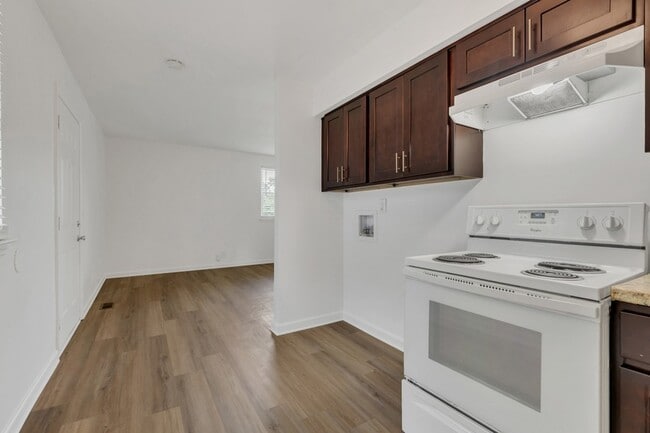 Building Photo - 1610 17th Ave N