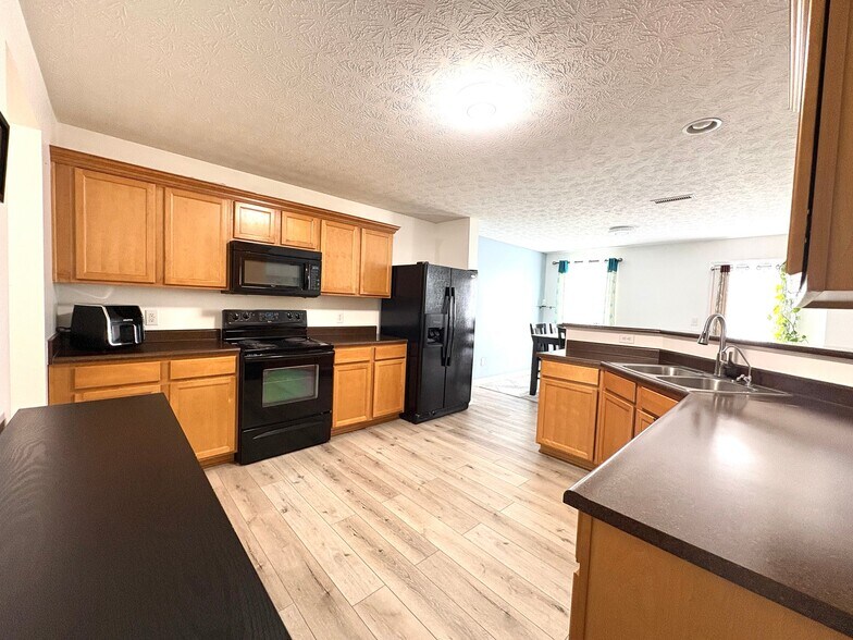 Building Photo - 2467 Middle View Dr