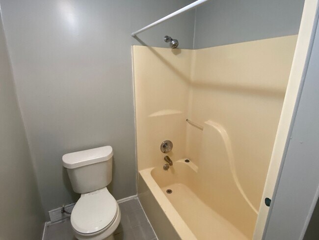 Building Photo - 1 bed 1 bath apartment in Rossville!