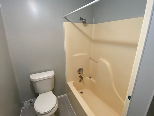 Building Photo - 1 bed 1 bath guesthouse apartment in Rossv...