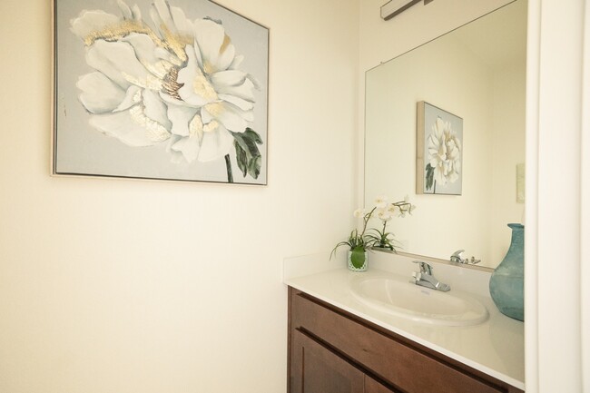 Building Photo - 916 N Olive Ave