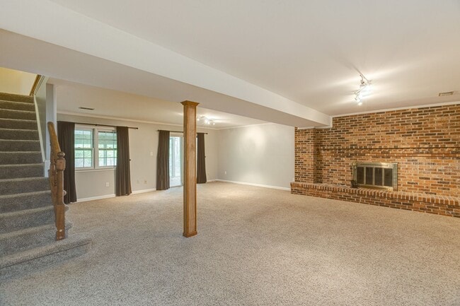Building Photo - 3303 Spring Lake Ct