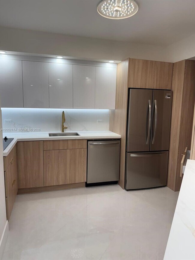 Building Photo - 999 Brickell Bay Dr