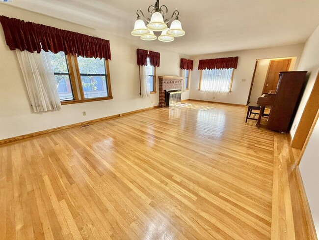 Building Photo - 252 Stoakes Ave