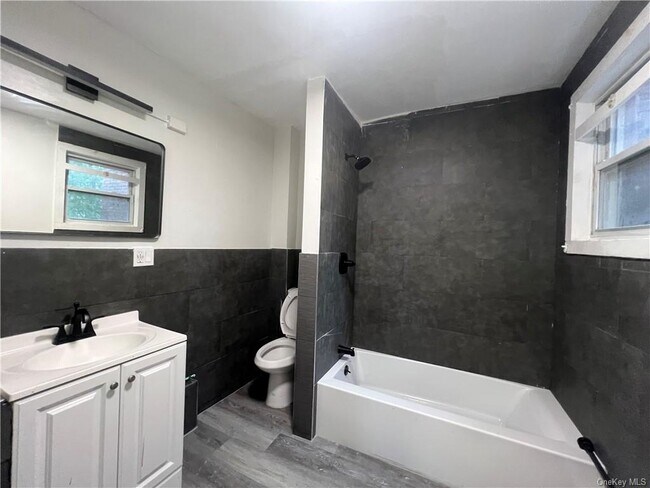 Building Photo - 56 Lander St