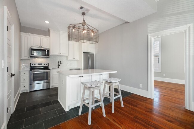 Building Photo - 405 24th St