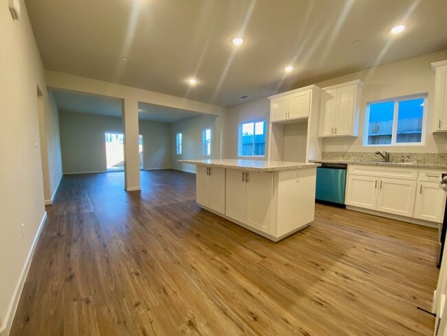 Building Photo - NEWER 4 Bedroom 2 Bath home for RENT!
