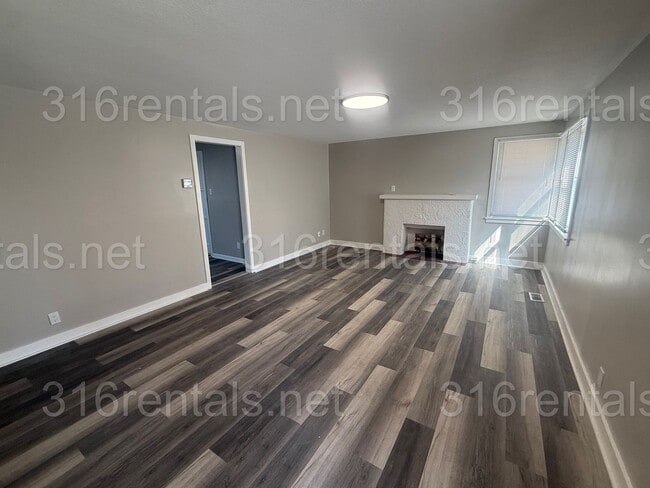 Building Photo - $995 - 2 bedroom / 1 bathroom - Single Family Home