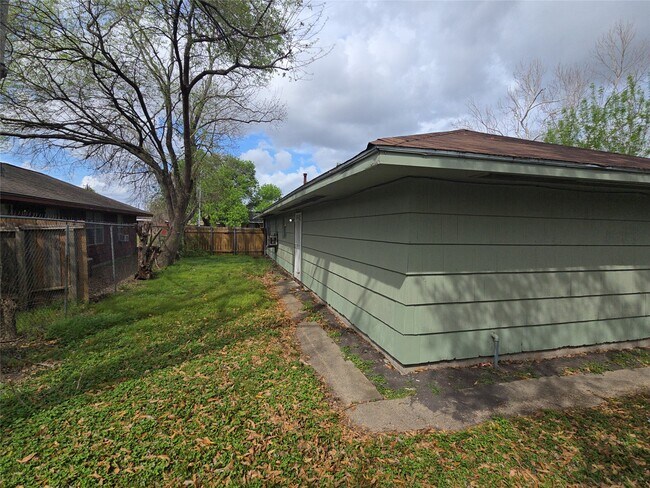 Building Photo - 4203 Wuthering Heights Dr
