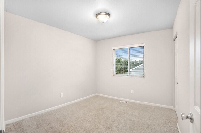 Building Photo - Immediate Occupancy Available!