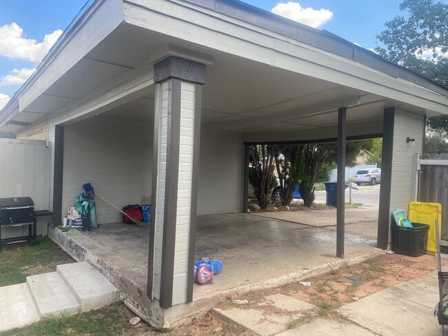 Building Photo - Large 2/2 duplex with a 2 car carport