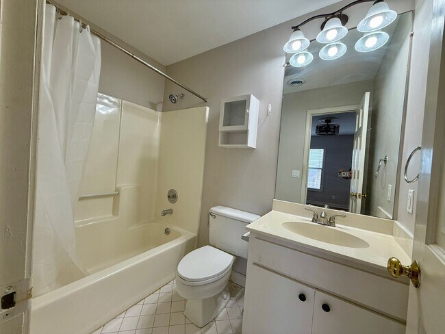 Building Photo - Quaint East Nashville Townhome