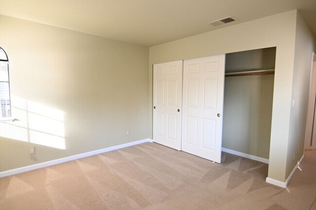 Building Photo - Tranquil / Updated Townhome in Gated in Vi...