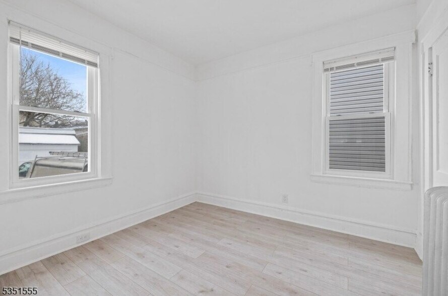 Building Photo - 490 S 20th St
