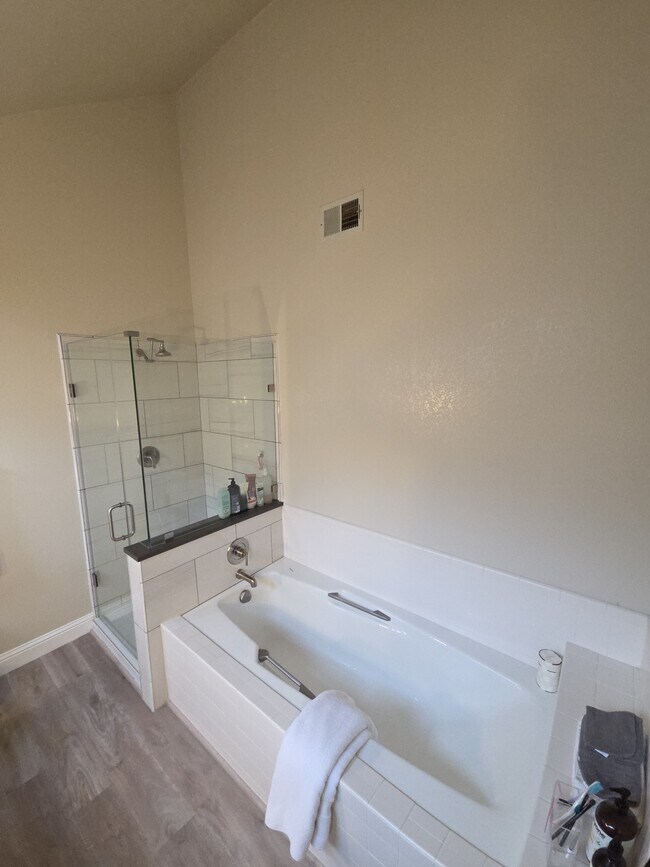 Building Photo - 10 Gregory Pl