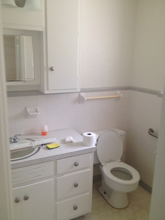 Building Photo - Immaculate home in Broadmoor