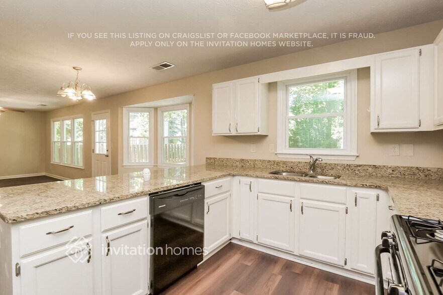 Building Photo - 10960 Pinehigh Dr