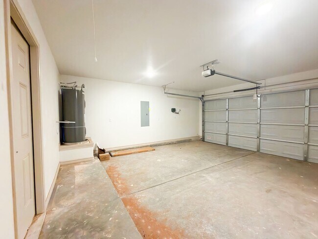 Building Photo - The Perfect Blend of Function and Luxury