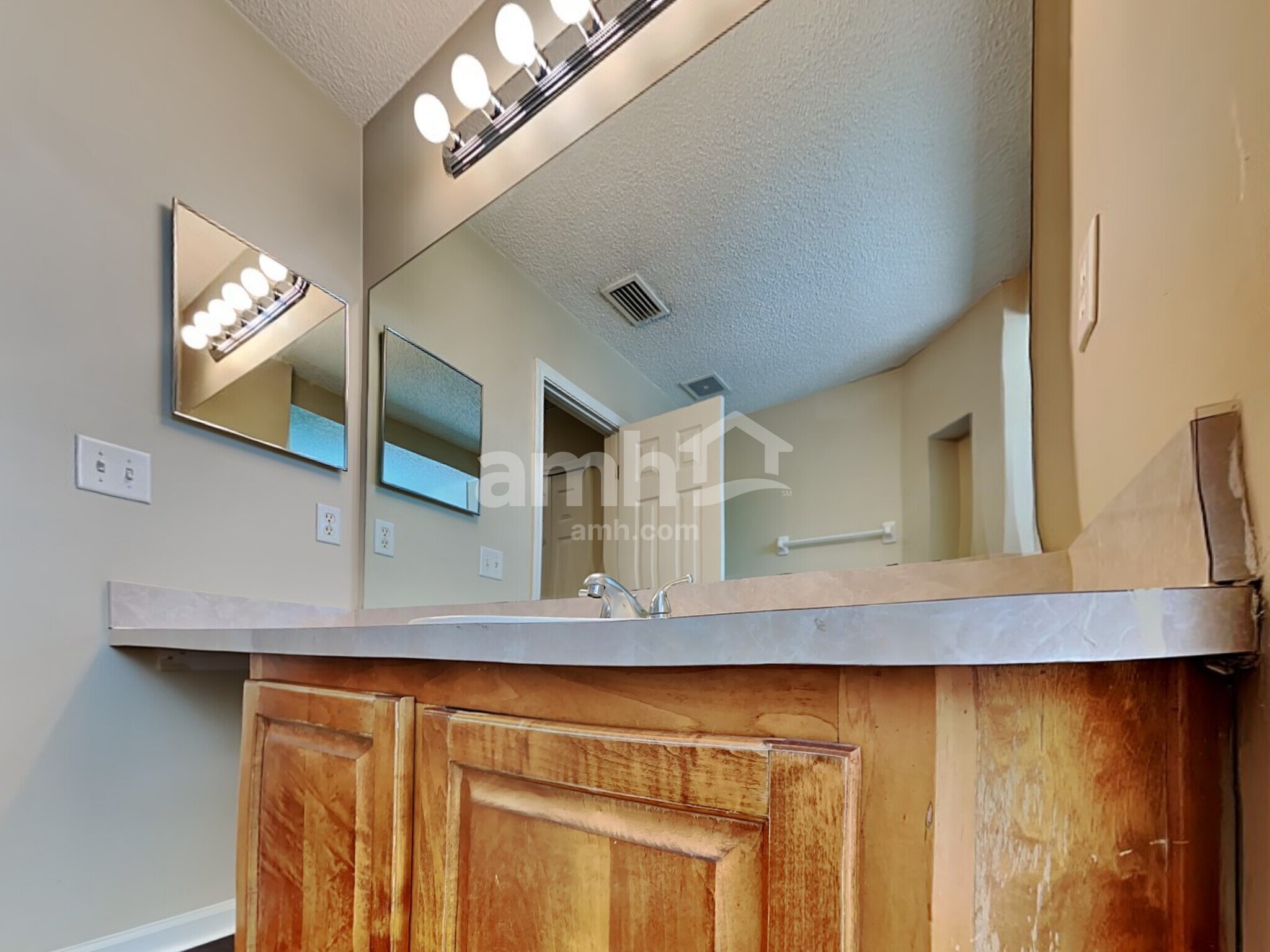 Building Photo - 1215 Summer Spring Dr