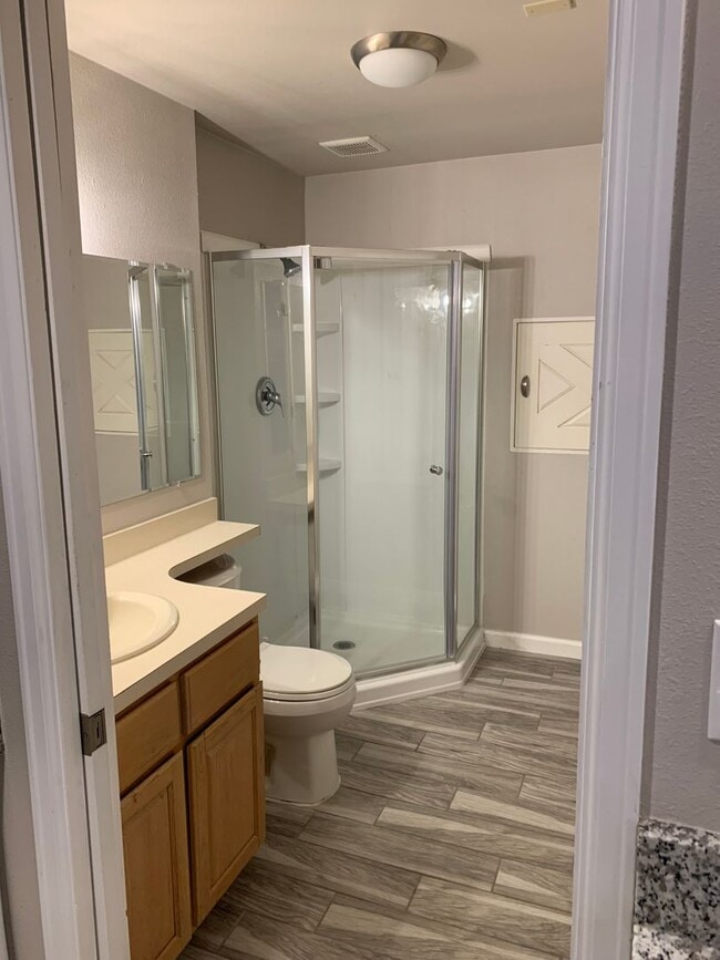 Building Photo - Bright Basement Studio Apartment in Louisville Home