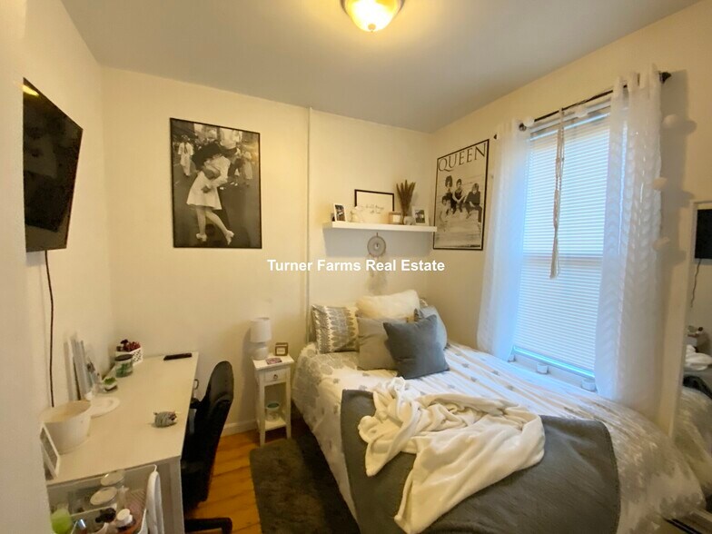 Building Photo - 49 Delle Ave