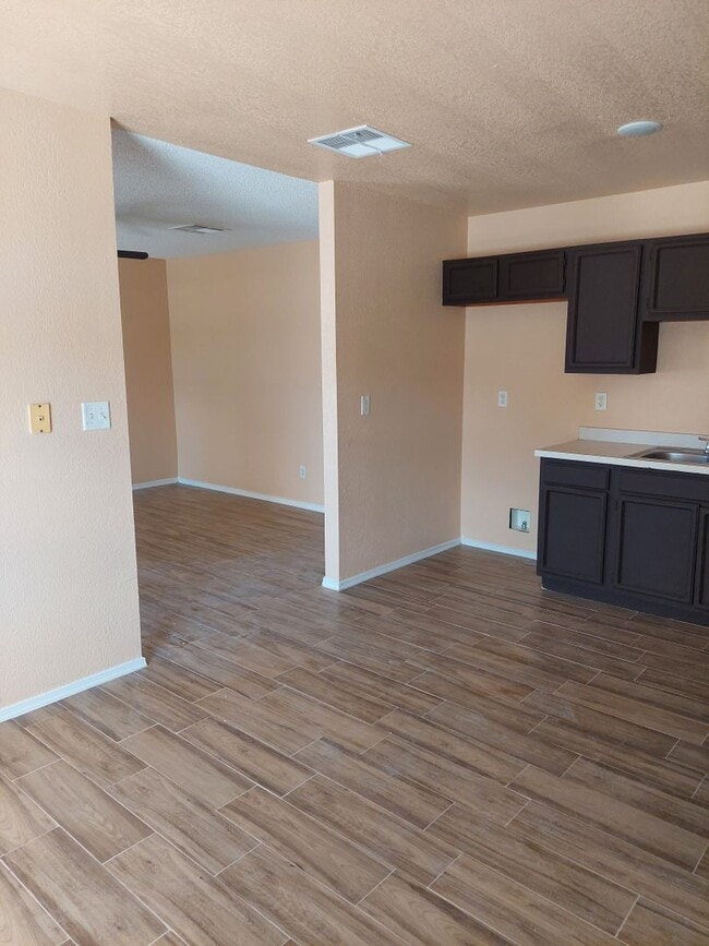 Building Photo - 3 bedroom 2 bathroom home!