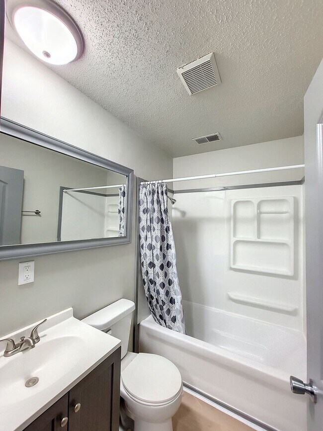 Building Photo - 303 Larson Ct