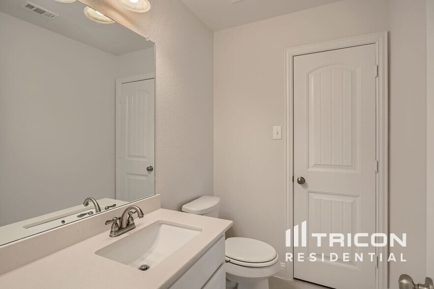 Building Photo - 334 S Hill Dr