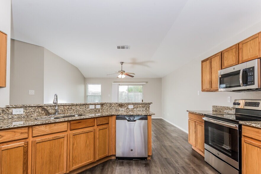 Building Photo - 3301 Royal Crest Dr