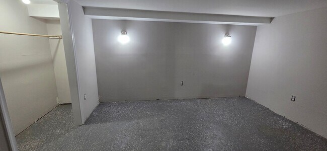 Building Photo - 1019 Green Ln