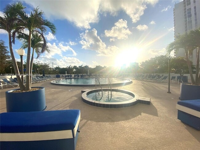 Building Photo - 3731 N Country Club Dr