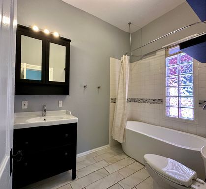 Building Photo - 3 Bedroom 2 Full Bath Renovated Single Fam...