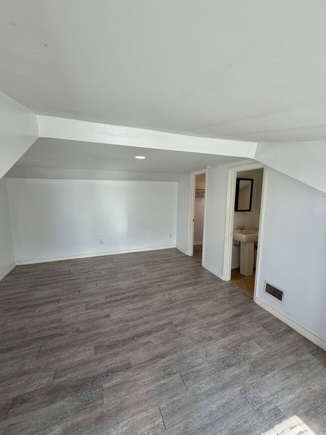 Building Photo - Spacious 3 bed/1.5 Bedroom House Close to Blackstone and Major Universities