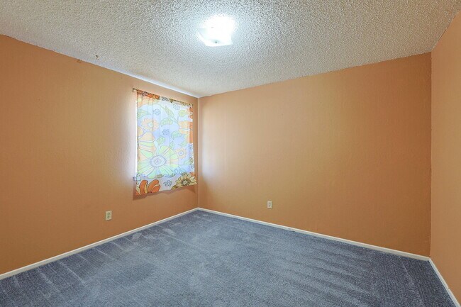 Building Photo - Spacious 3/2/2 near McCullough Park