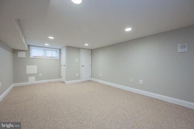 Building Photo - 226 S East Ave