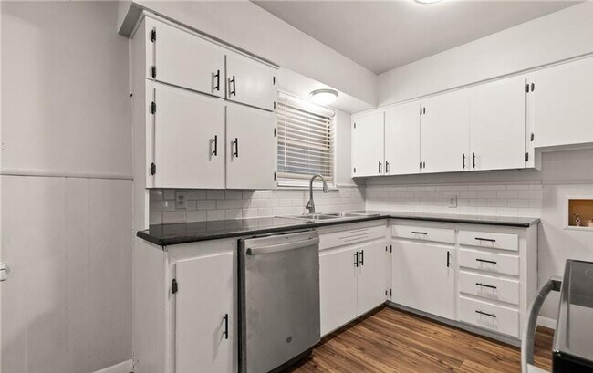 Building Photo - Renovated 4-bedroom 1.5 bathroom home!  Housing accepted! $500 off first months rent!