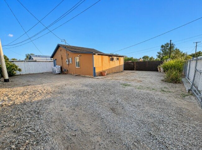 Building Photo - 240 1/2 E Beech Ave