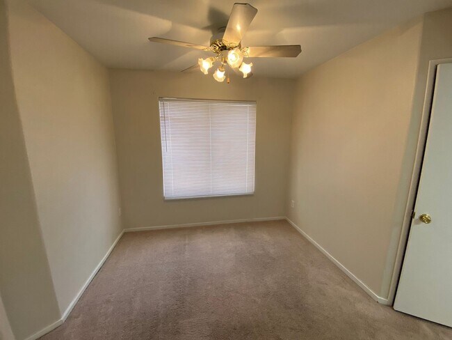 Building Photo - Charming 2Bed/2Bath 1st Floor Condo nestle...