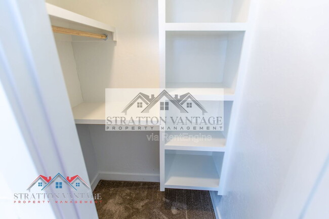 Building Photo - 484 E Cheyenne Rd