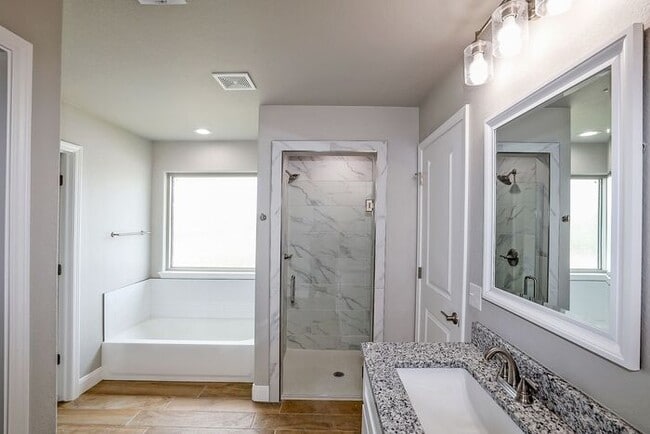 Building Photo - New Construction in City View!