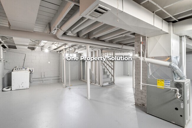 Building Photo - 5043 Washington St