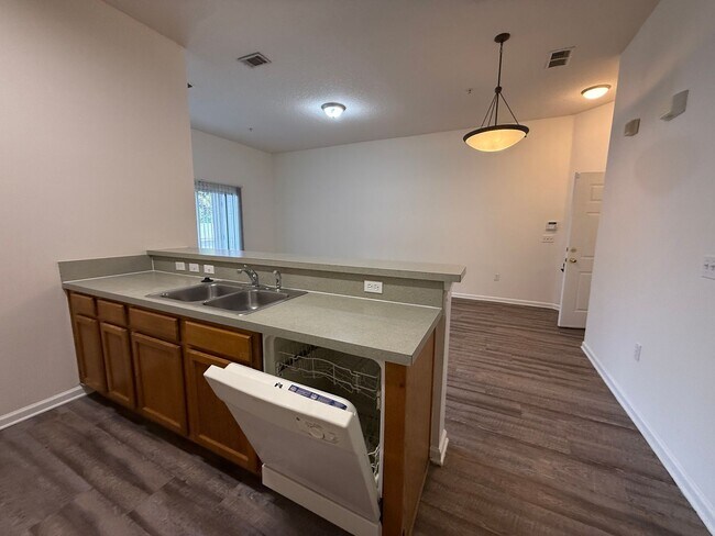 Building Photo - Lovely 2/2 in Villa Beauclerc