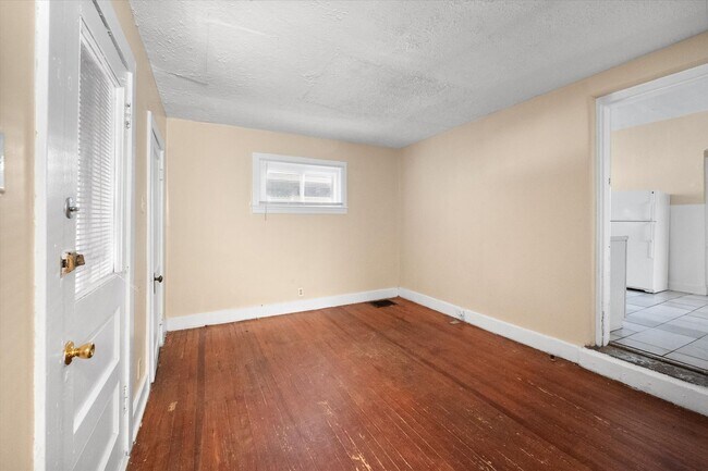 Building Photo - Spacious 4BR/2BA Home with Hardwood Floors Throughout!