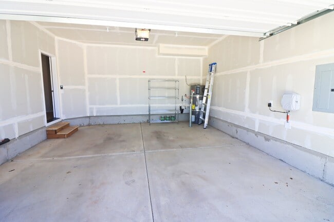Building Photo - 3/2.5 Home in SE Bend with access to commu...