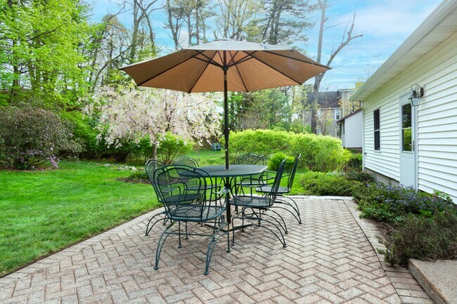 Building Photo - Beautiful 3 Bed, 2.5 Bath Single Family Colonial for Rent in Manchester!