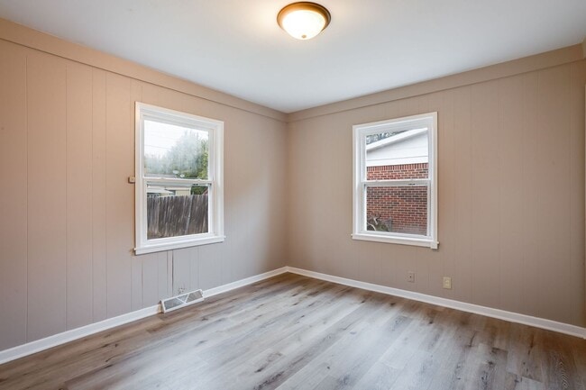 Building Photo - 3 Bed 1 Bath with a BONUS room!