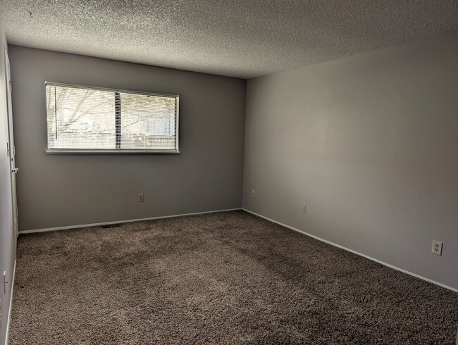 Building Photo - Beautifully Upgraded Duplex Tigard